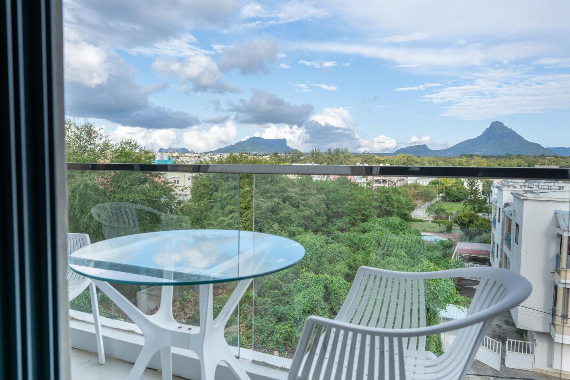 Shanti Haveli Beachfront Apartments Flic-en-Flacq Exteriör bild